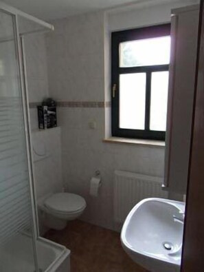 Apartment for 2 people | Bathroom | Shower, hair dryer, towels - Alte Gärtnerei Dresden (Dresden)