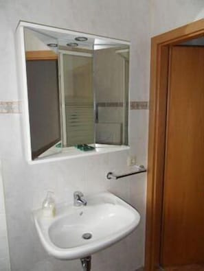 Apartment for 3 people | Bathroom | Shower, hair dryer, towels