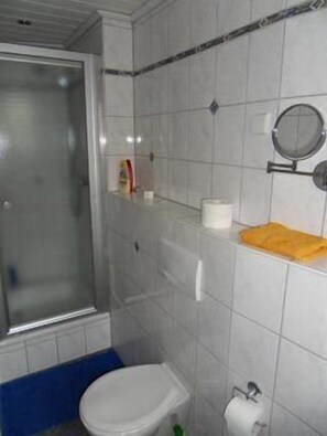 Apartamento para 2 personas | Baño | Ducha, secador de pelo y toallas