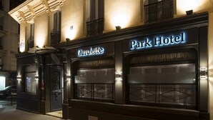A building with the signs "Gandette" and "Park Hotel" indicating it is a hotel. - Gardette Park Hotel (Paris)