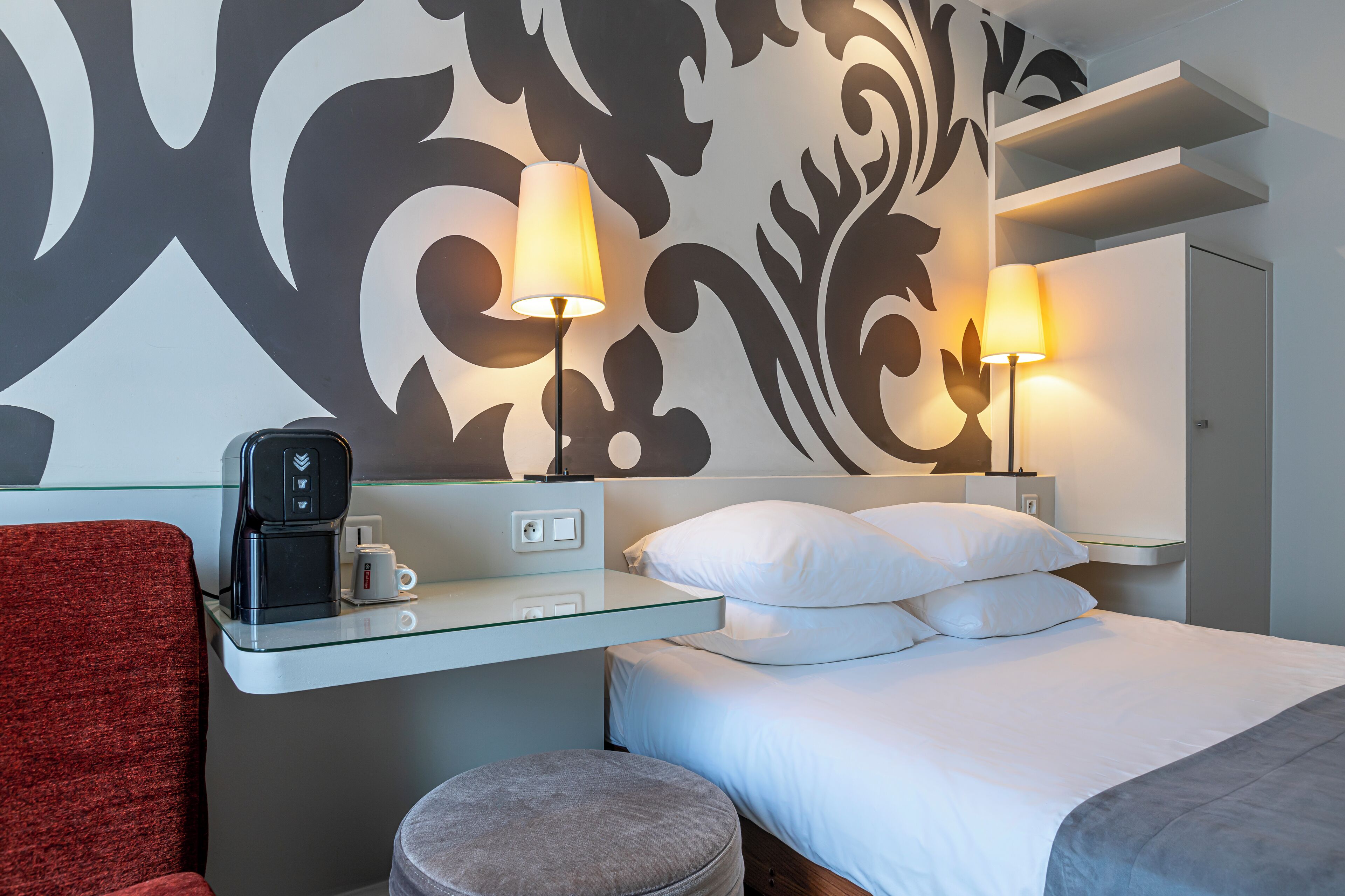 classic triple room, garden view | in-room safe, desk, blackout curtains, soundproofing