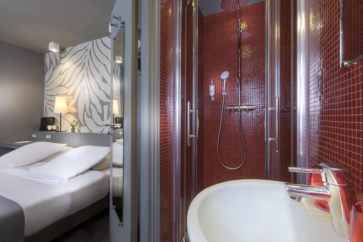 In-room safe, desk, blackout drapes, soundproofing