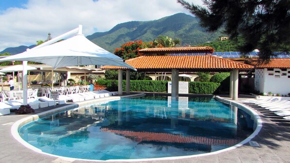 2 indoor pools, 5 outdoor pools, open 8:30 AM to 7:00 PM, free cabanas