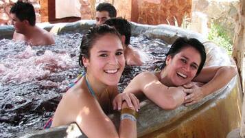 Salas de tratamiento para parejas, sauna y tina de hidromasaje