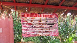 A hydrotherapy pool with a banner advertising chocolate therapy benefits. - Hotel Balneario San Juan Cosalá (Jocotepec)