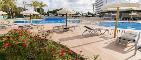 3 piscinas al aire libre, tumbonas