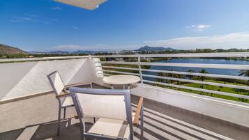 Family Room, Balcony