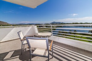 Family Room, Balcony