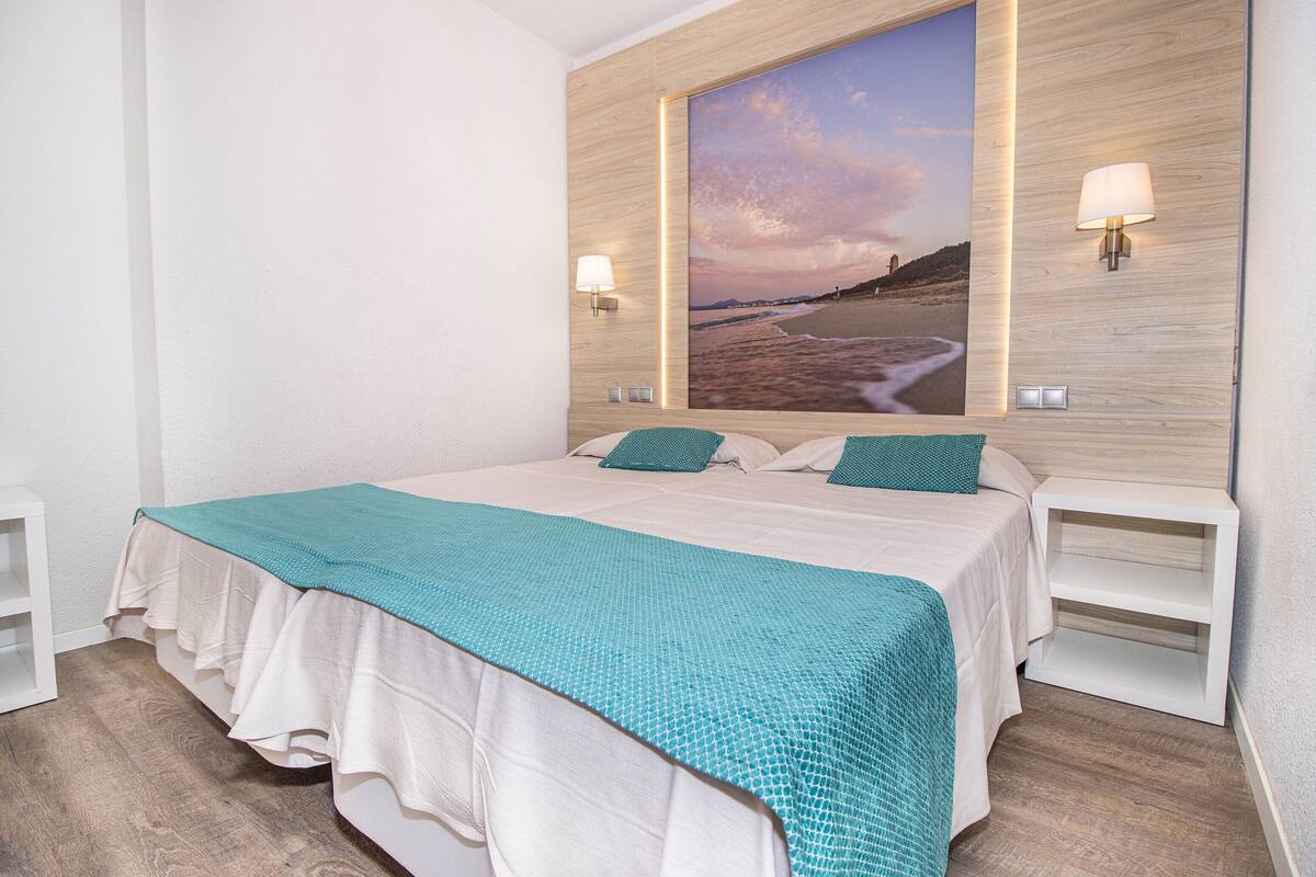 Een bureau, gratis wifi, beddengoed