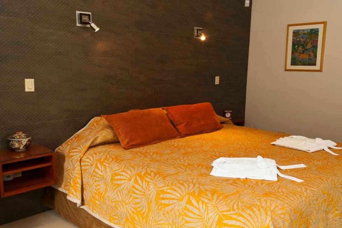 Deluxe Room, 1 King Bed | Egyptian cotton sheets, premium bedding, minibar, in-room safe