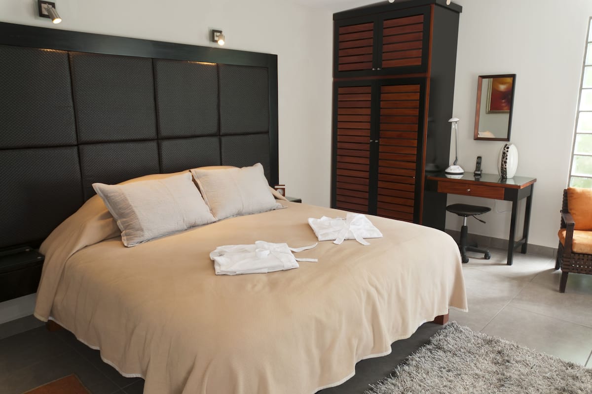Deluxe Suite, 1 King Bed, Garden Area | Egyptian cotton sheets, premium bedding, minibar, in-room safe