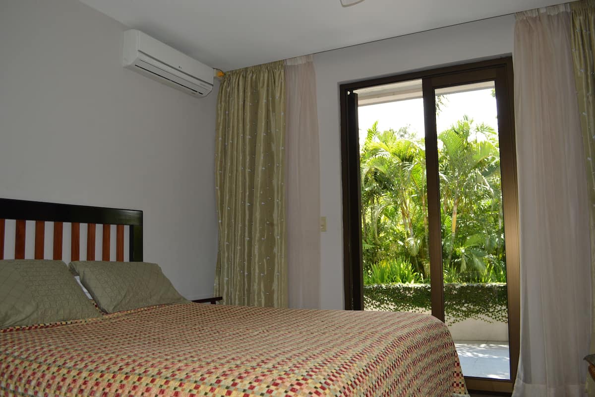 Queen Room With Terrace - Parking Lot View | Egyptian cotton sheets, premium bedding, minibar, in-room safe