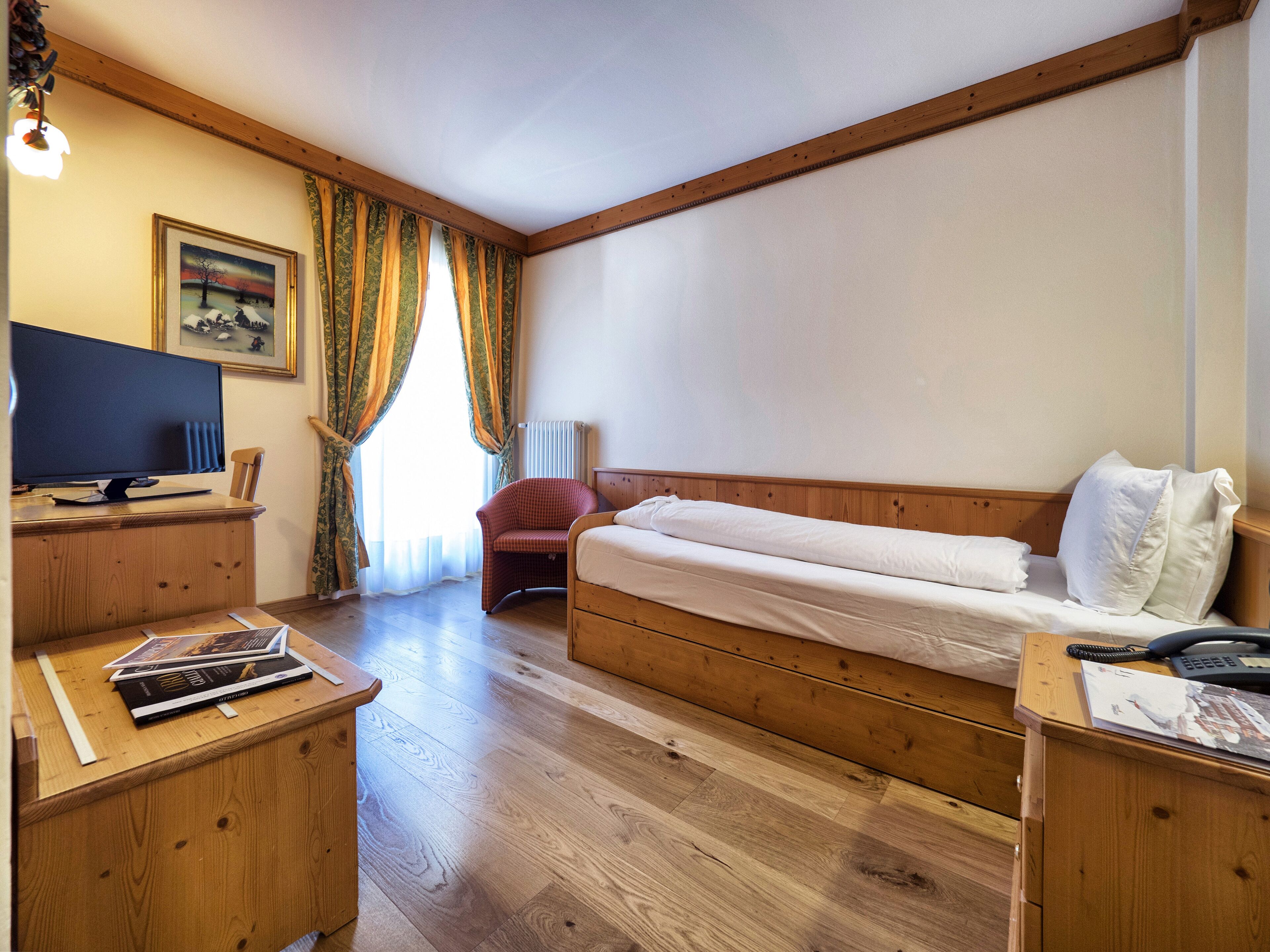 single room | minibar, in-room safe, desk, soundproofing