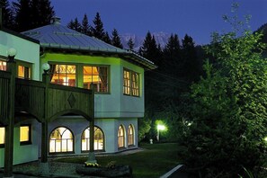 Front of property – evening/night - Hotel Bertelli (Pinzolo)