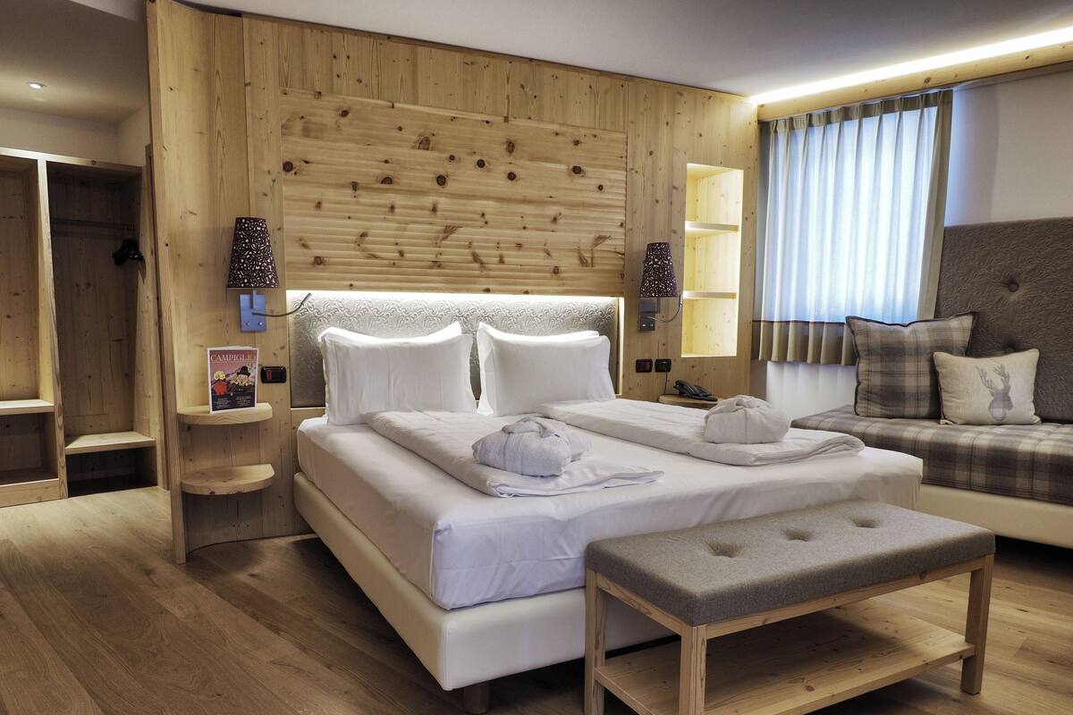 Premier Triple Room | Minibar, in-room safe, desk, soundproofing