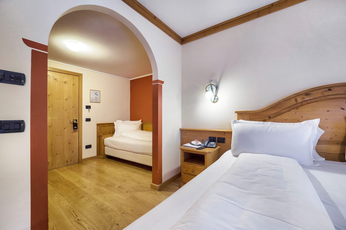 Triple Room | Minibar, in-room safe, desk, soundproofing