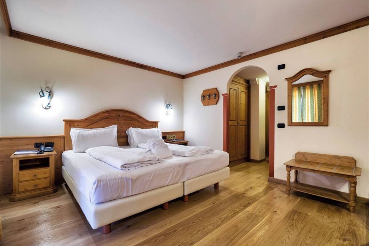 Superior Double or Twin Room, Mountain View | Minibar, in-room safe, desk, soundproofing