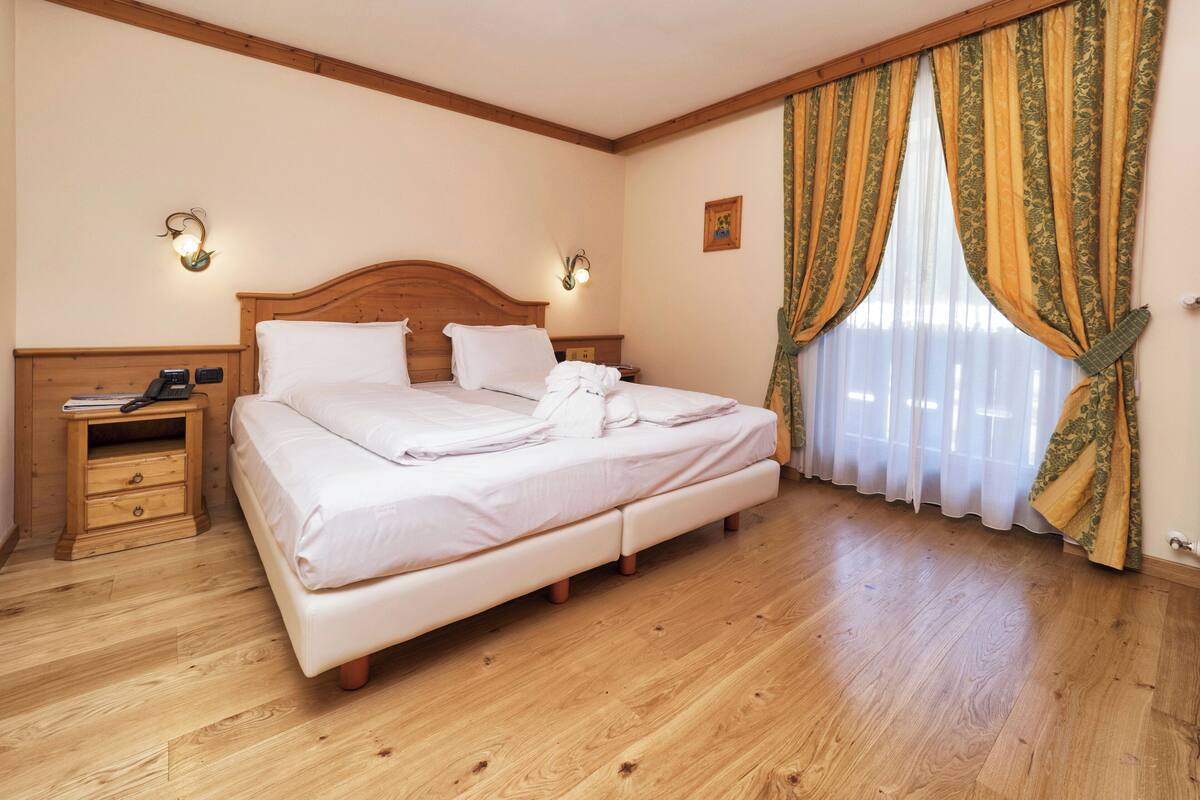 Standard Double or Twin Room | Minibar, in-room safe, desk, soundproofing