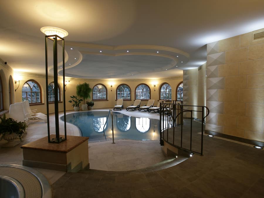 Kolam renang indoor, dengan kursi berjemur