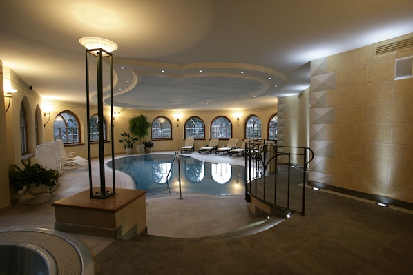 Indoor pool, pool loungers - Hotel Bertelli (Pinzolo)