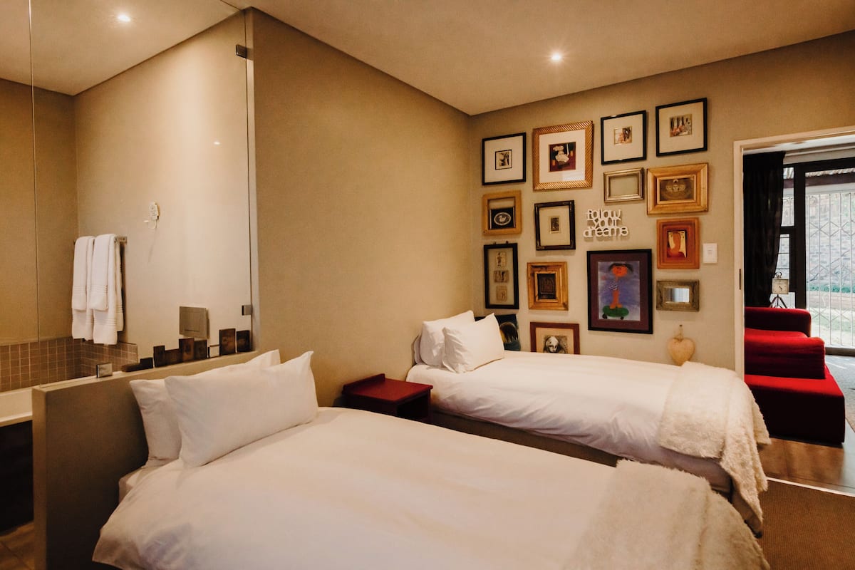 Executive appartement, 2 slaapkamers | 1 slaapkamer, een kluis op de kamer, verduisterende gordijnen