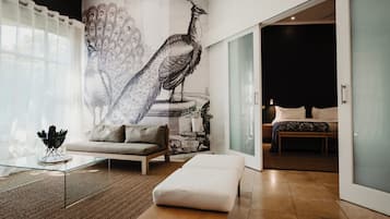 Executive-Apartment, 1 Schlafzimmer | Wohnbereich | 43-Zoll-LED-Fernseher mit Kabelempfang