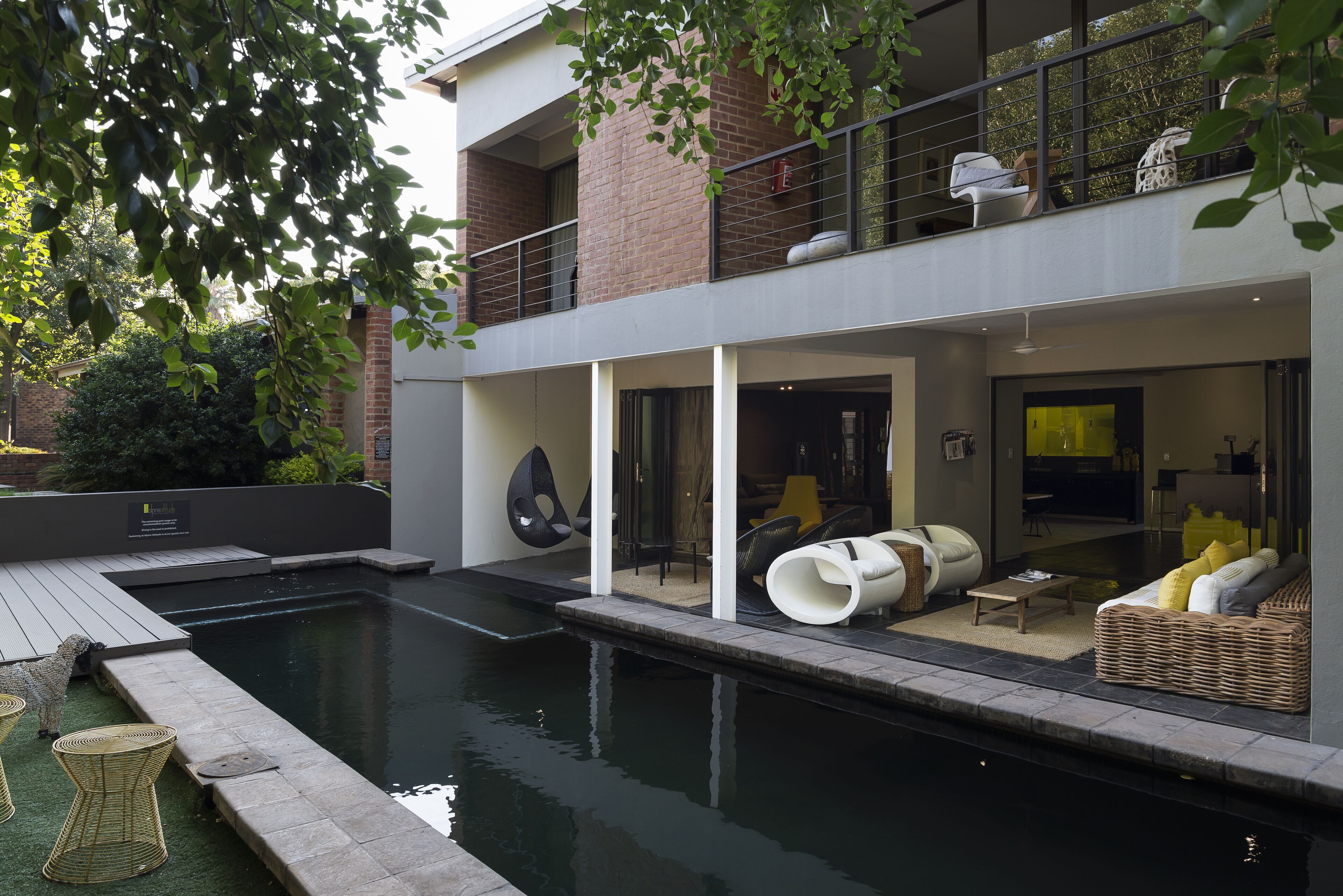 Utendørsbasseng og solsenger