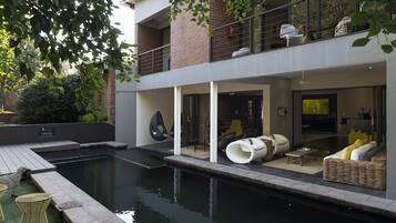 Piscina externa, espreguiçadeiras