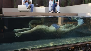 Kolam renang outdoor, dengan kursi berjemur