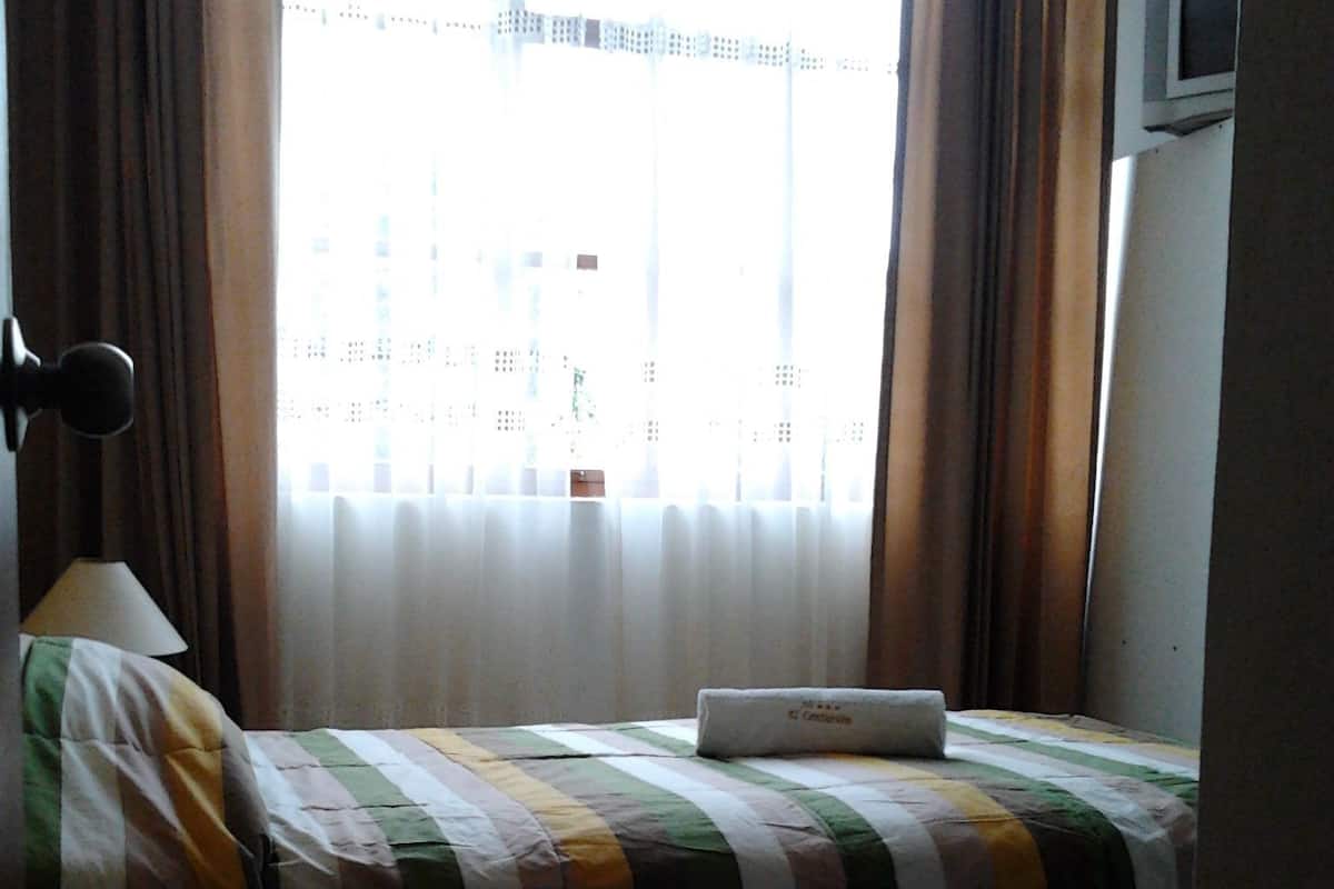 Quarto solteiro | Escrivaninha, Wi-Fi de cortesia