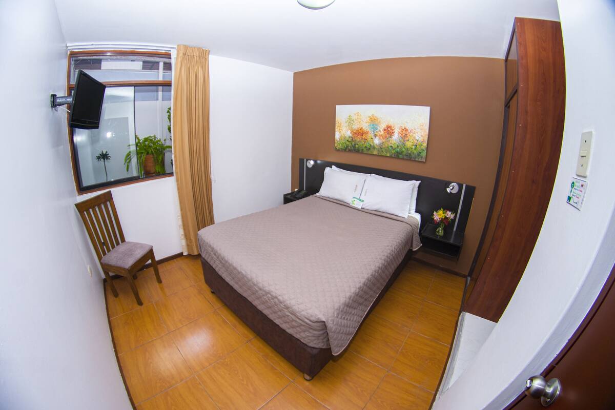 Quarto casal | Escrivaninha, Wi-Fi de cortesia
