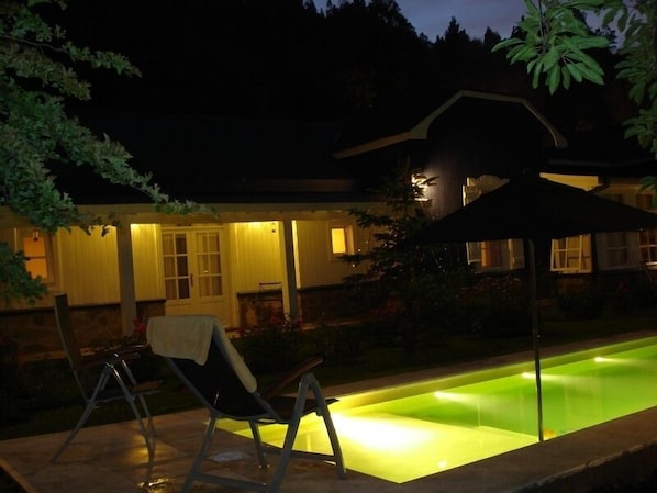 Piscina externa sazonal, guarda-sóis