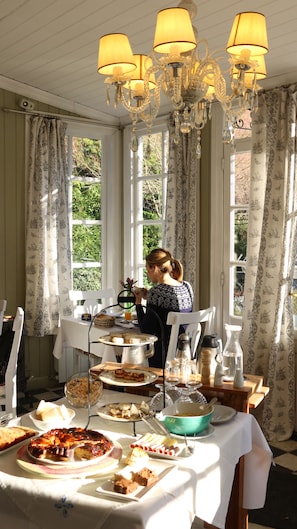 Free daily buffet breakfast  - Hosteria La Casa de Eugenia (San Martín de los Andes)