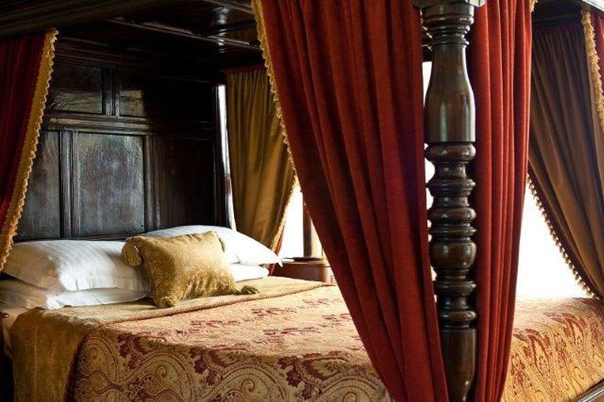 Chambre supérieure, 1 lit double | Literie de qualité, bureau, fer et planche à repasser