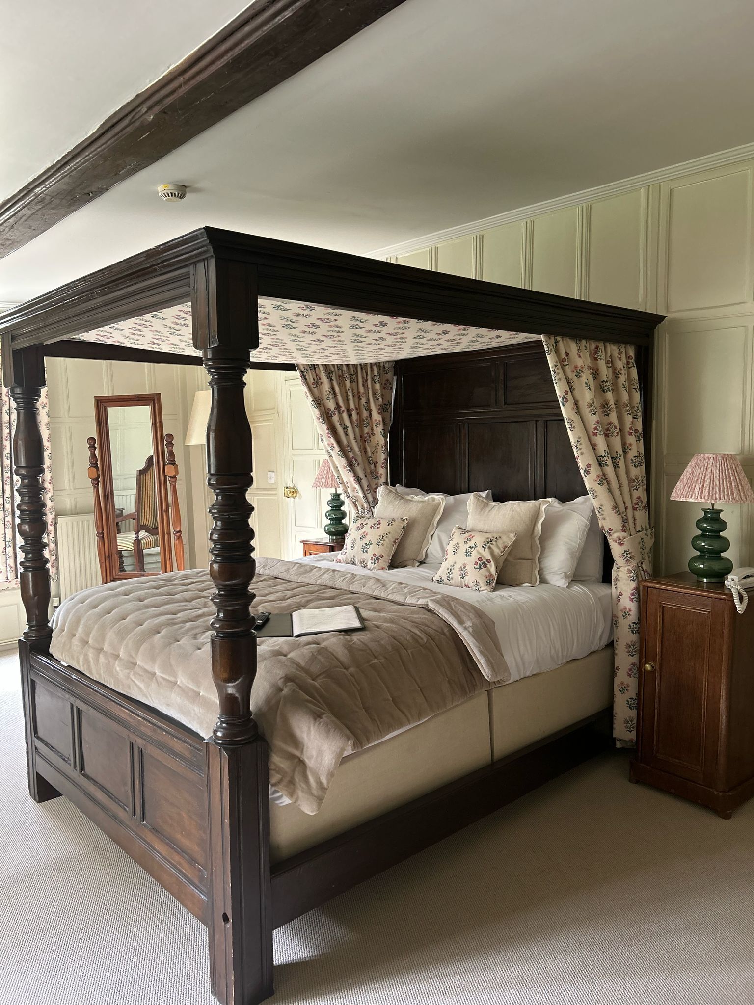 Superior kamer, 1 tweepersoonsbed | Luxe beddengoed, een bureau, een strijkplank/strijkijzer, gratis wifi