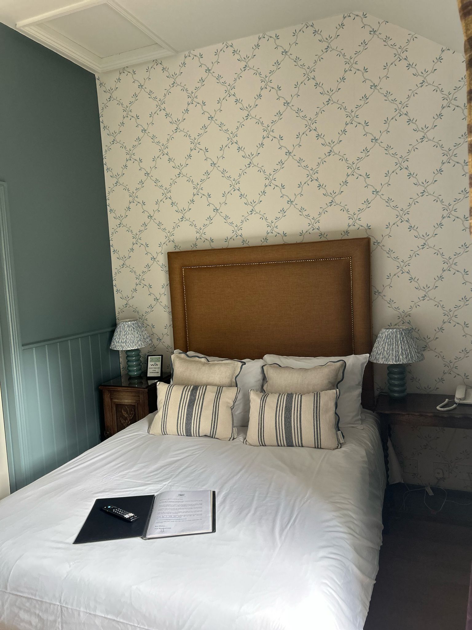 スタンダード ルーム ダブルベッド 1 台 ガーデンビュー | 高級寝具、デスク、アイロン / アイロン台、WiFi (無料)