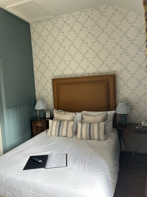 Camera Standard, 1 letto matrimoniale, vista giardino | Biancheria da letto di alta qualità, una scrivania, ferro/asse da stiro