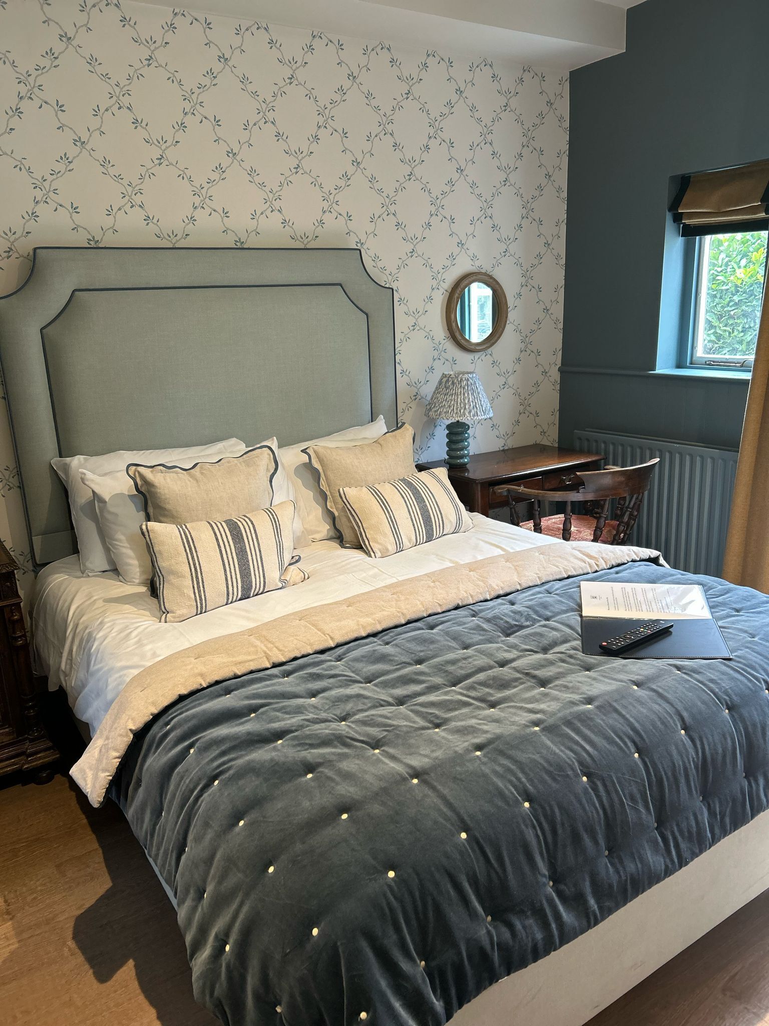 Standaard kamer, 1 tweepersoonsbed, uitzicht op tuin | Luxe beddengoed, een bureau, een strijkplank/strijkijzer, gratis wifi