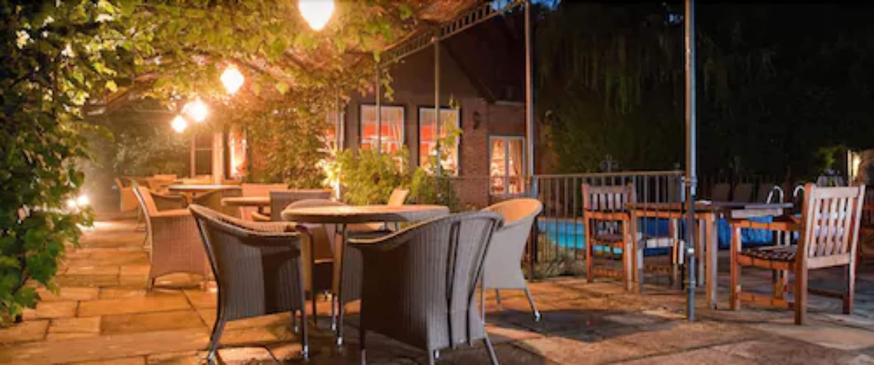 屋外ダイニングエリア