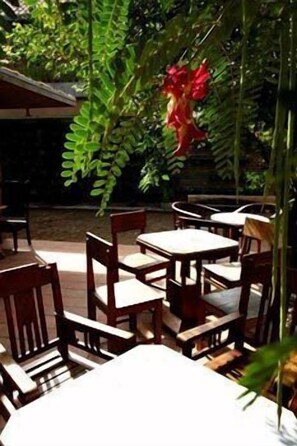 Se sirven desayunos, almuerzos y cenas; cocina indonesia