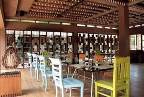 Se sirven desayunos, almuerzos y cenas; cocina indonesia