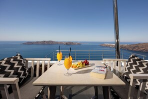 Superior Room | Terrace/patio - Ilioperato Hotel (Santorini)