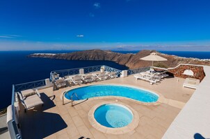 季节性开放的室外游泳池，10:00 至 21:00 开放，日光浴躺椅