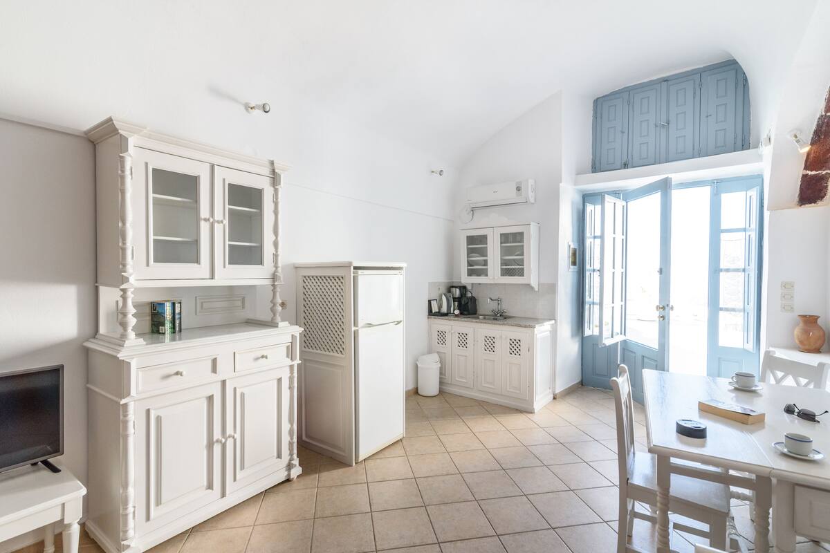 Apartment (Cave) | Minibar, in-room safe, iron/ironing board, WiFi (free)