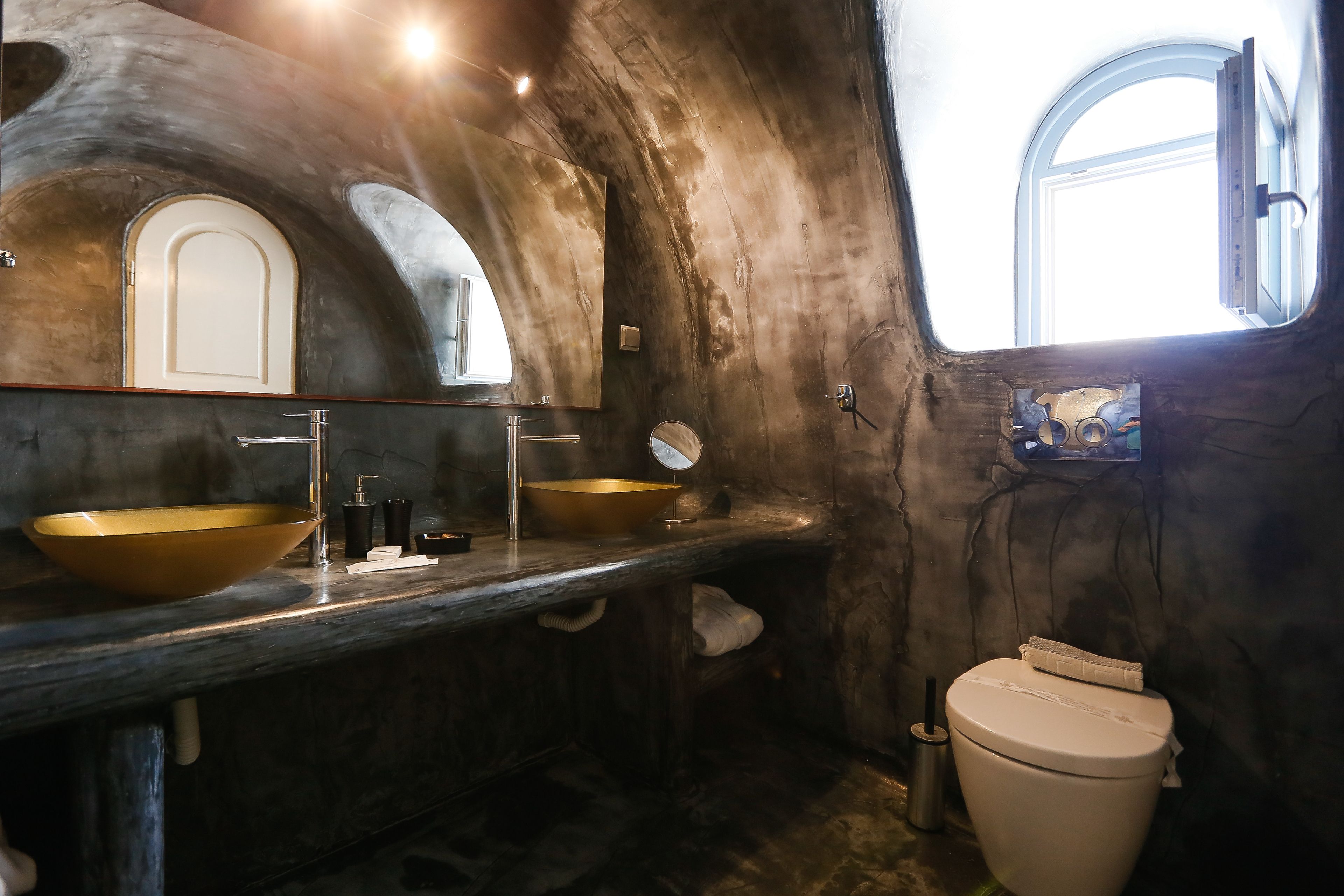 deluxe apartment | bathroom | free toiletries, hair dryer, bathrobes, towels