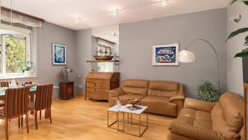 Superior-Apartment, Mehrere Betten | Wohnbereich | 32-Zoll-LCD-Fernseher mit Satellitenempfang, Fernseher