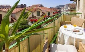 Habitación doble superior, balcón | Caja de seguridad en la habitación y escritorio 