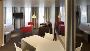 1 dormitorio, minibar, caja fuerte y escritorio