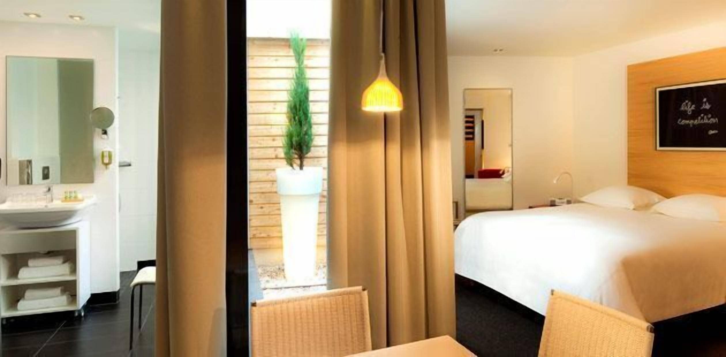 double room | 1 bedroom, minibar, in-room safe, desk