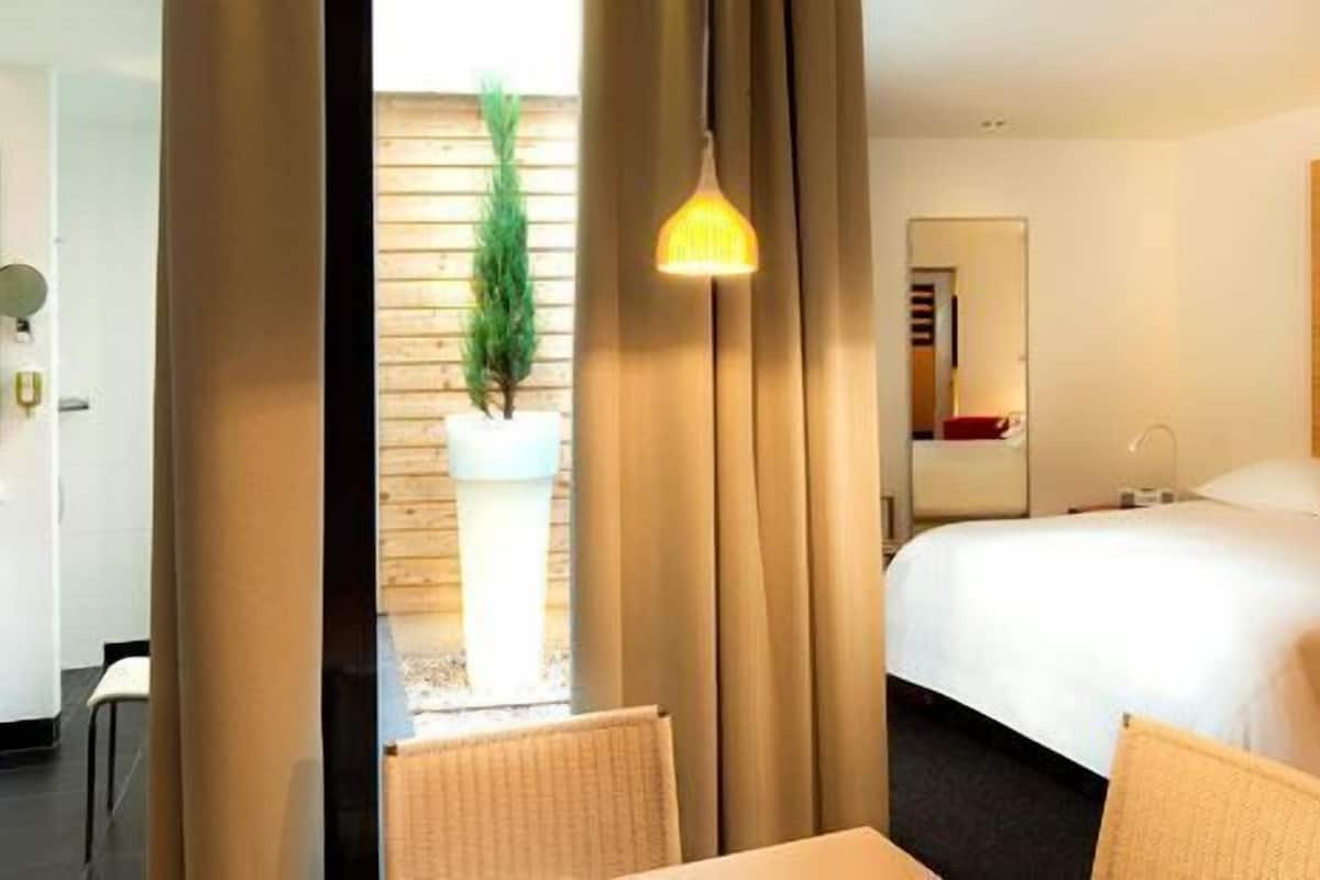 double room | 1 bedroom, minibar, in-room safe, desk